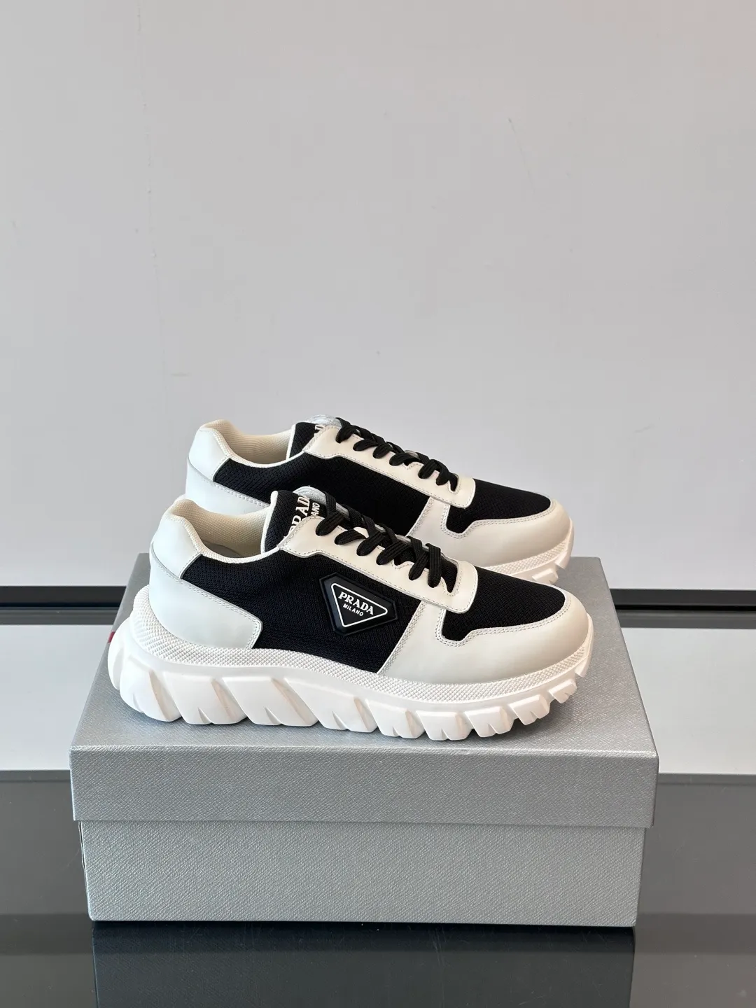 p440 "PRAD＊" men's new soft leather casual sneakers. This sneaker is made of Napa cowhide. The leather is soft and delicate, with a natural texture, which improves breathability. The rubber triangle logo on the outside embellishes the shoe body. The tongue and heel are decorated with brand letter logo details. Ultra-lightweight 6cm concave and convex rubber thick sole with PRADA letter logo on the side and cowhide lining. It feels comfortable on the foot and is exquisite and versatile! Size: 38-44 (45.46 customized)